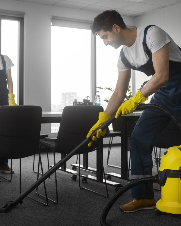 full-shot-people-cleaning-office full-shot-people-cleaning-office